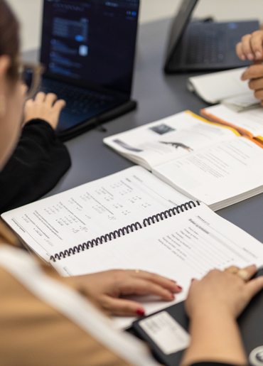 Skolebøger på bordet med gruppearbejde.