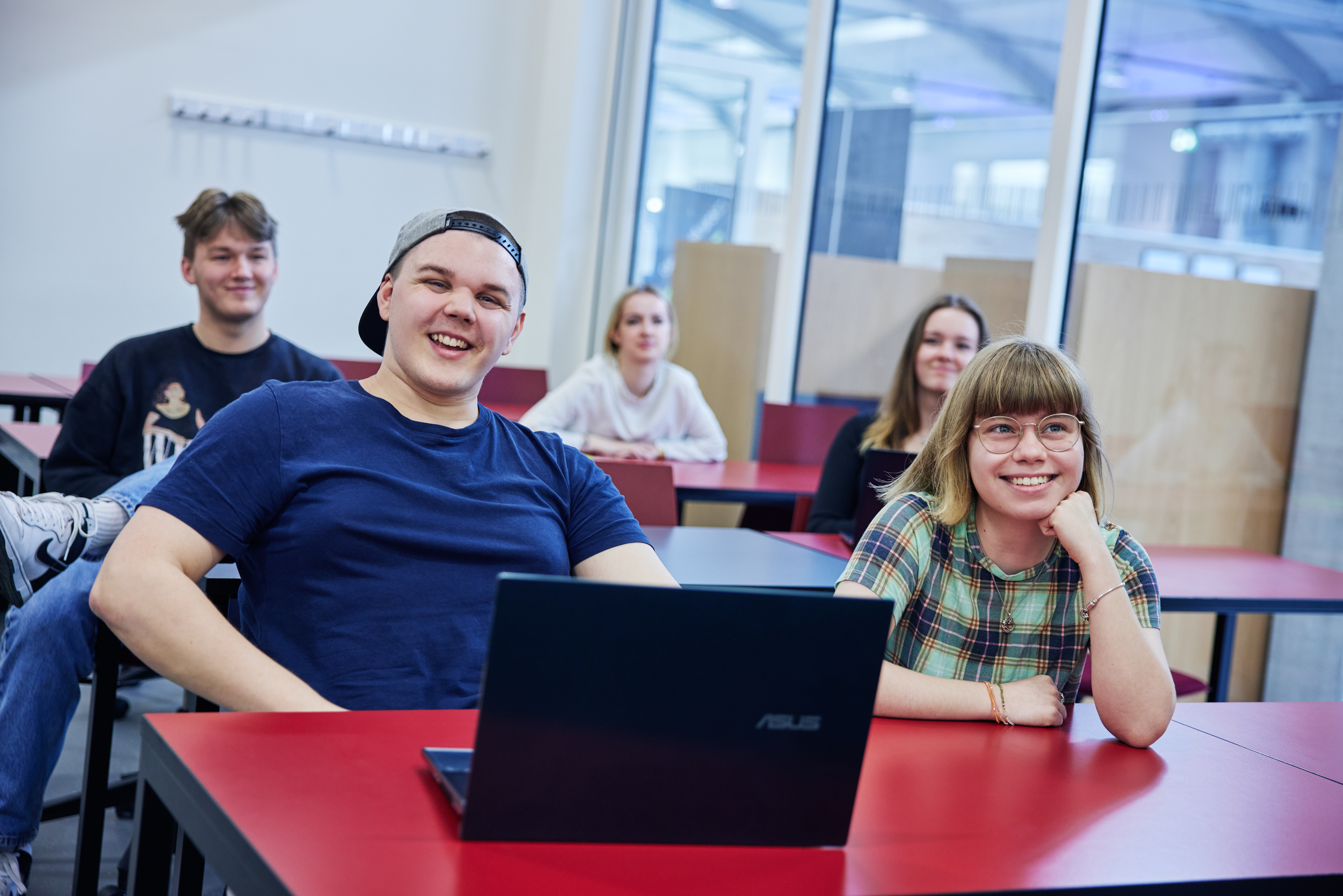 Elev får hjælp af lærer