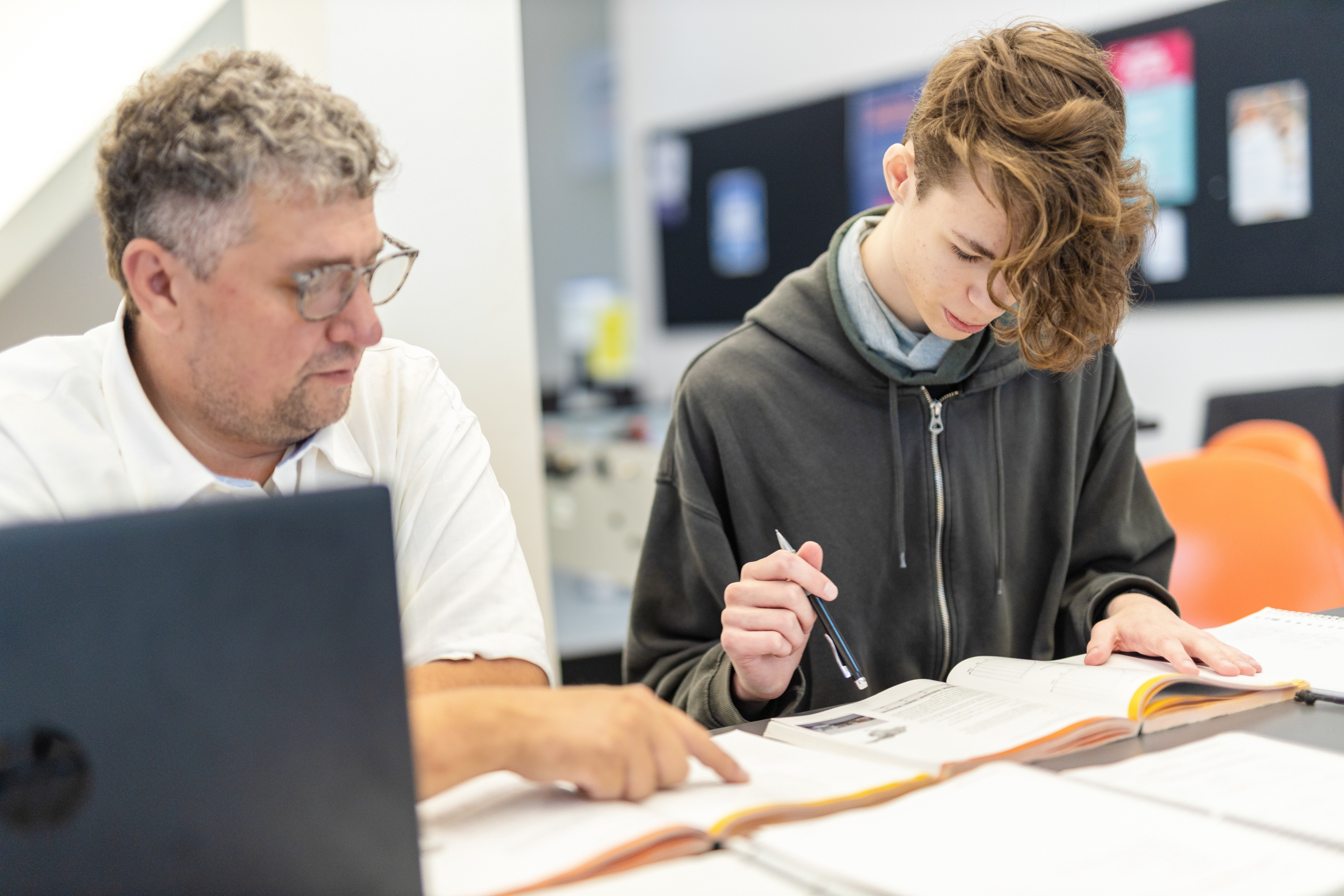 To kursister løser opgaver sammen