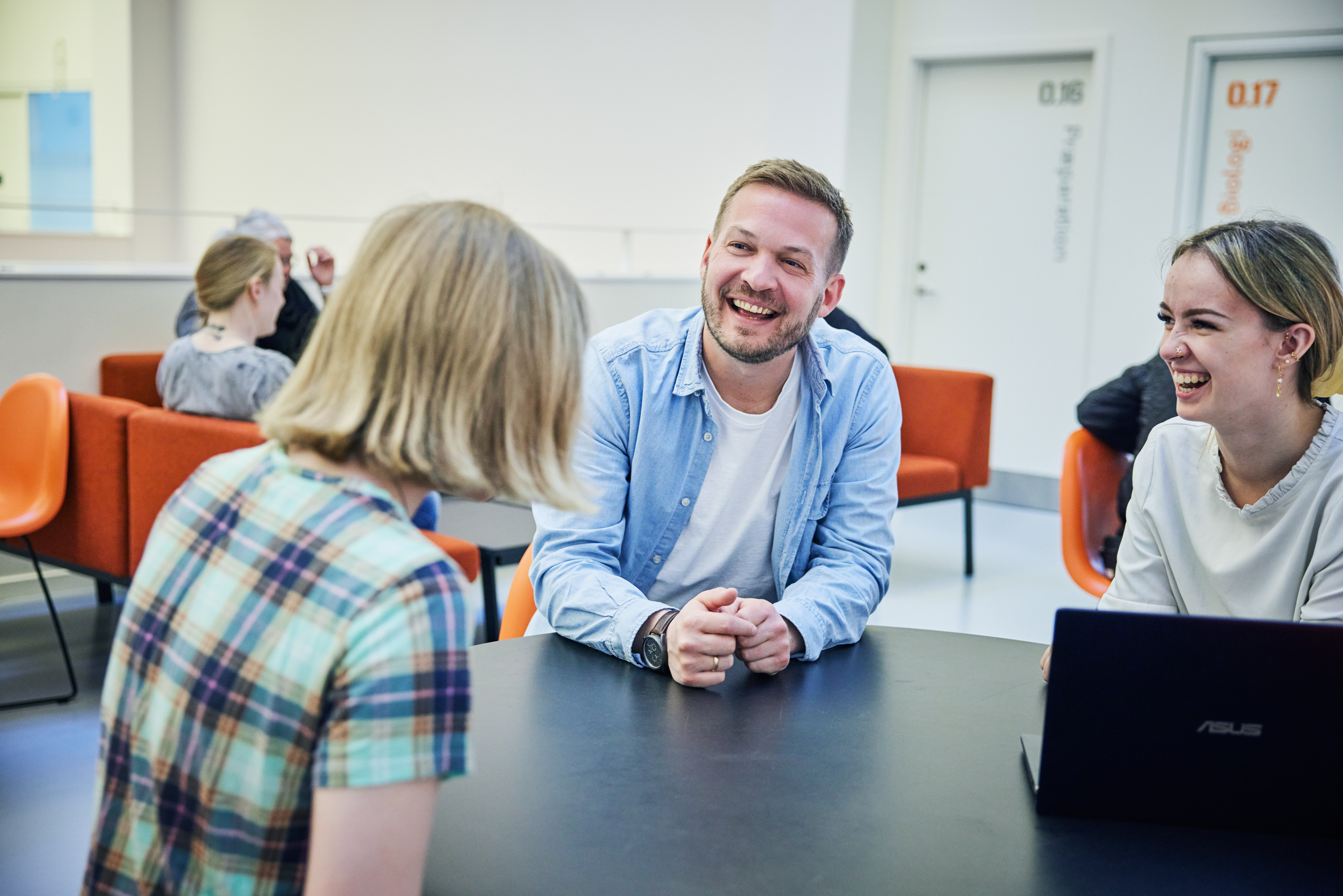 Lærer snakker med hf-elever