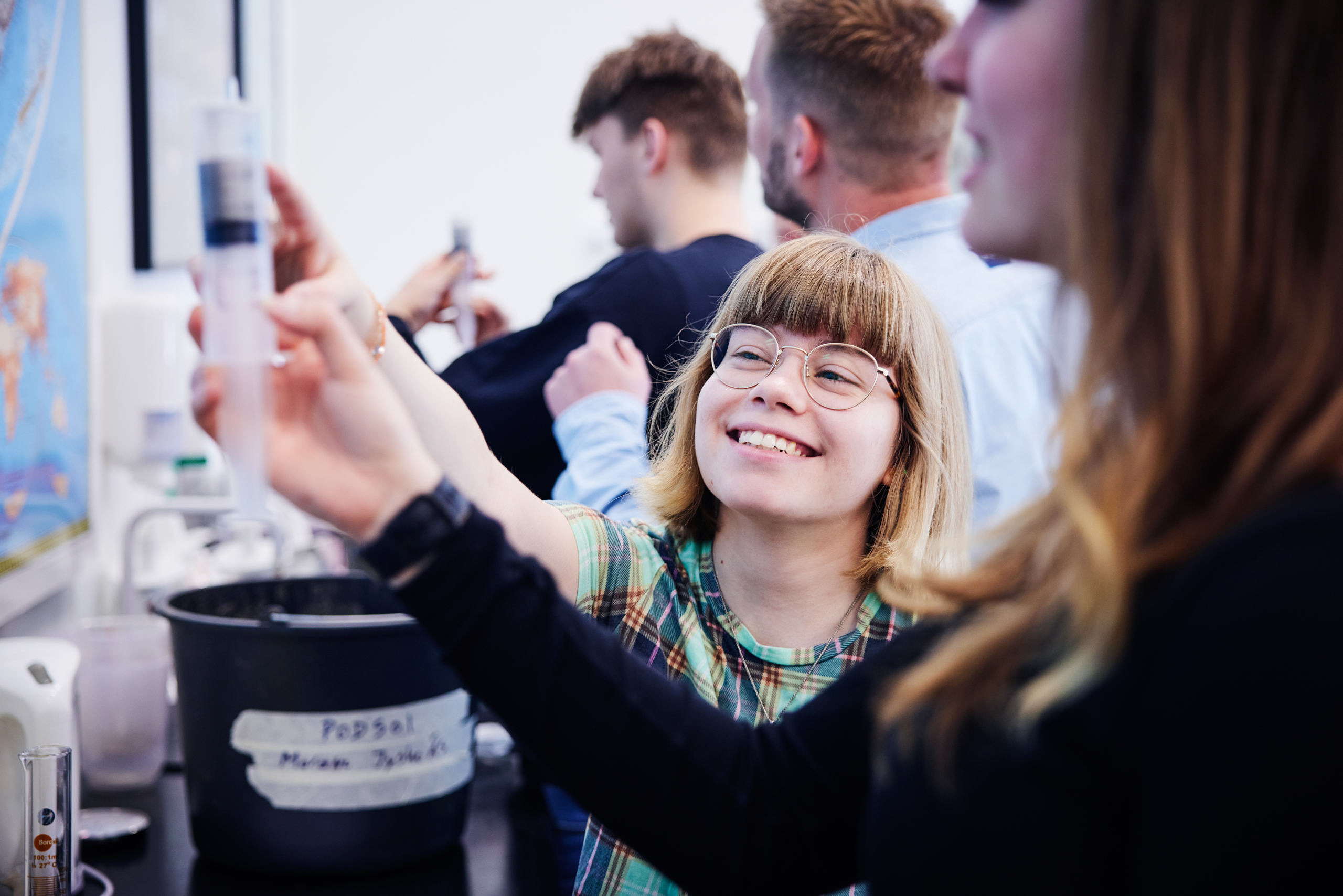 Smilende pige i undervisningen