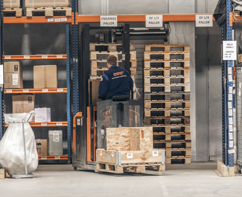 Mand arbejder på lager